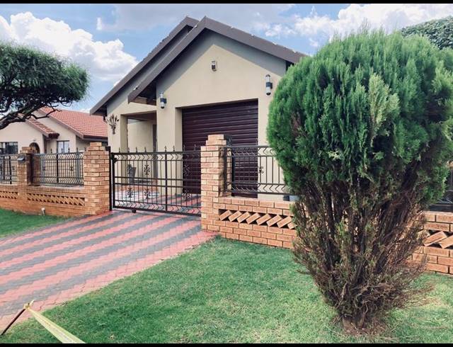 3 BEDROOM HOUSE FOR SALE IN SEBOKENG ZONE 12